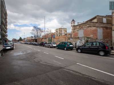 Via Oberdan � Non proprio una zona e forse neanche una sottozona, Via Oberdan merita comunque un capitoletto a parte. Strada di congiunzione tra i rioni Japigia e San Pasquale, racchiude al suo interno botteghe abbandonate, palazzine al limite della vivibilit� e persino l�unico passaggio a livello rimasto in citt�